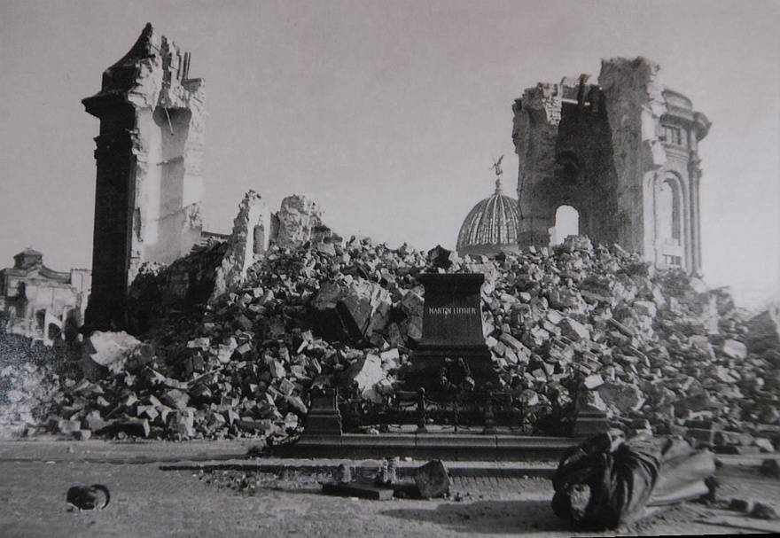 Frauenkirche kaputt.JPG - Frauenkirche - detroyed at the 15th February 1945 after bombing attack.